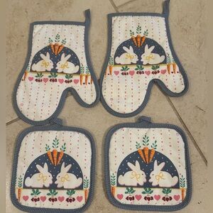 Beautiful brand new set of 4 Easter themed oven mitts and pot holders